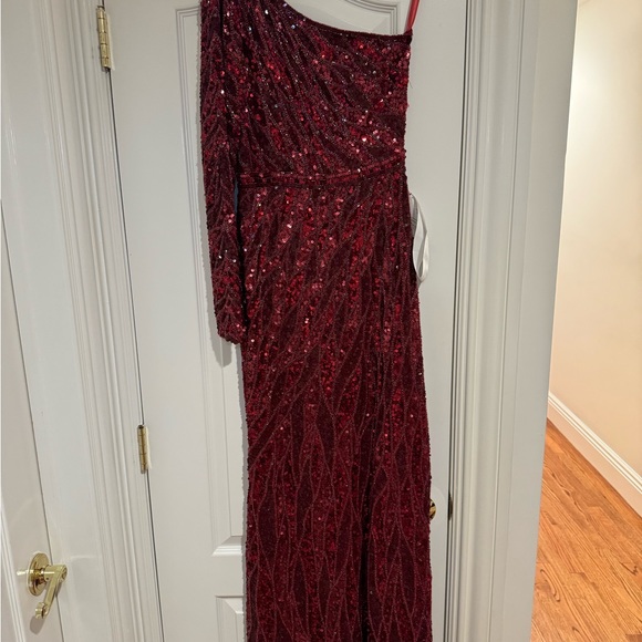 NWT Mac Duggal 4982D Embellished One Sleeve Gown w/ Sequin Belt Burgundy Size 4 - Picture 3 of 8